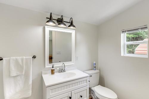 Bilik mandi di Serene Cabin with Pond and Creek on South Saluda River