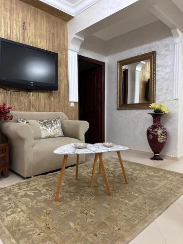 Μια τηλεόραση ή/και κέντρο ψυχαγωγίας στο Belle appartement Fnideq Vue sur mer proche de la plage et Ceuta