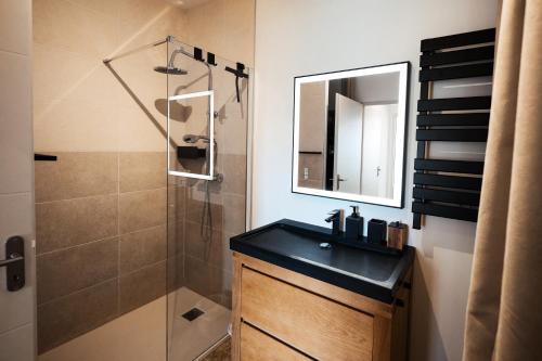 une salle de bain avec un lavabo et une douche avec un miroir dans l'établissement La Perle de Gassin Villa with sea view Gassin St Tropez, à Gassin