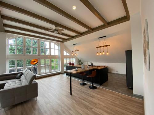 a living room with a couch and a desk at Hengstresort Velten in Velten
