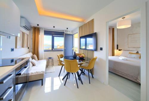 Postel nebo postele na pokoji v ubytování Family Apartments Sinisa - City of Krk