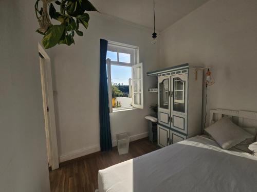 un dormitorio con una cama y una ventana en Growth House, en Oporto