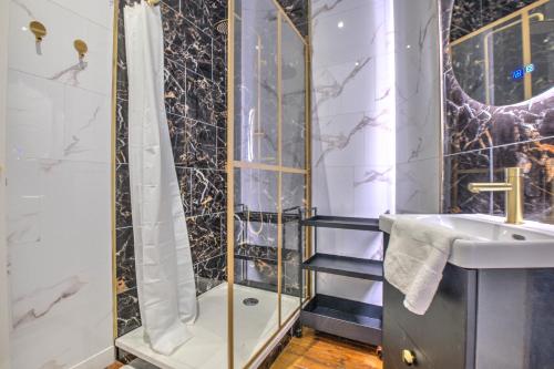 une salle de bain avec douche et lavabo dans l'établissement Chez Joséphine au Petit Palais, à Périgueux