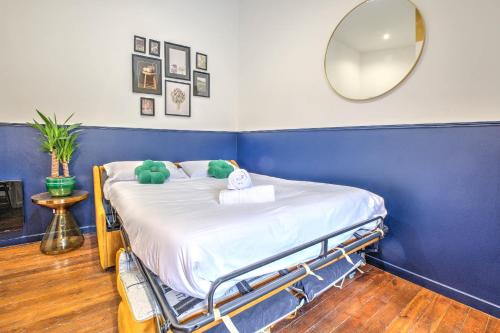 un lit d'hôpital avec deux ours en peluche dessus dans l'établissement Chez Joséphine au Petit Palais, à Périgueux