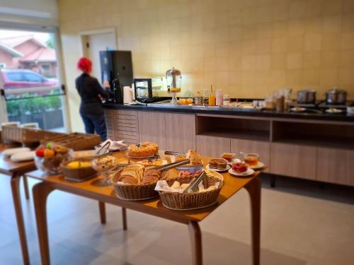 Makanan di atau berdekatan hotel