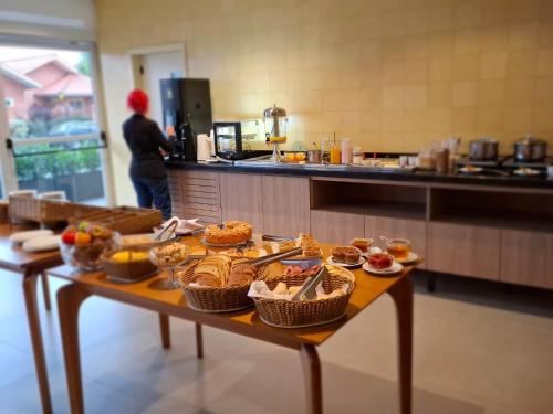 Makanan di atau berdekatan hotel