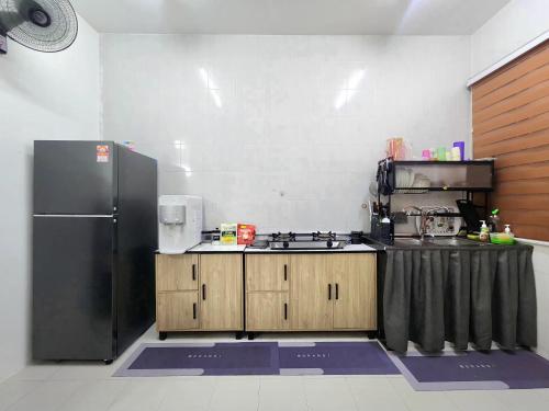 Η κουζίνα ή μικρή κουζίνα στο Dirgahayu Homestay I Rajawali