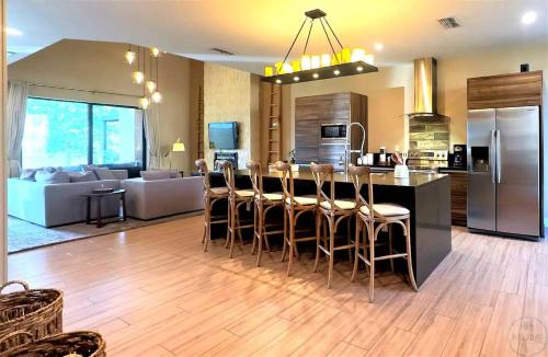 Elegant Home w 3 En Suites & Breathtaking View photo 13