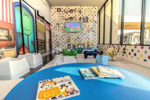 a room with a blue table with books on it at Beautiful Home W 3 En Suites & Breathtaking View in Orlando