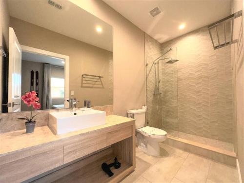 Elegant Home w 3 En Suites & Breathtaking View photo 26
