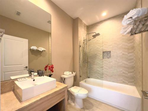 Elegant Home w 3 En Suites & Breathtaking View photo 23