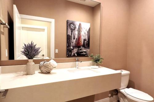 Elegant Home w 3 En Suites & Breathtaking View photo 15