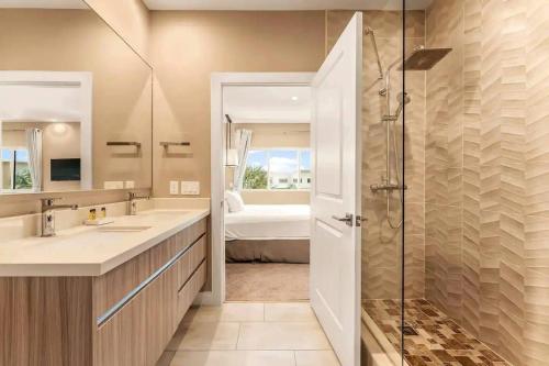 Elegant Home w 3 En Suites & Breathtaking View photo 4