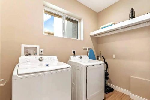 Elegant Home w 3 En Suites & Breathtaking View photo 27