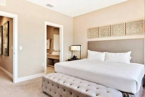 Elegant Home w 3 En Suites & Breathtaking View photo 18