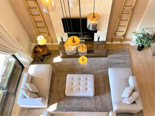 Elegant Home w 3 En Suites & Breathtaking View photo 12