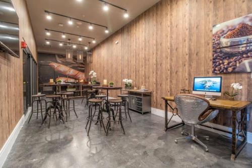 Elegant Home w 3 En Suites & Breathtaking View photo 7