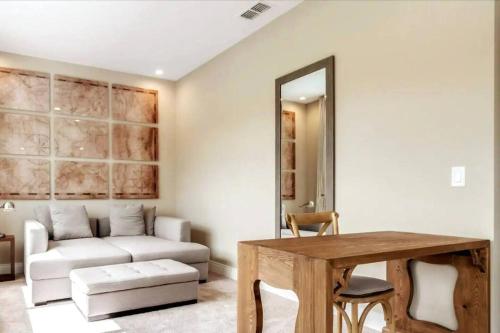 Elegant Home w 3 En Suites & Breathtaking View photo 17
