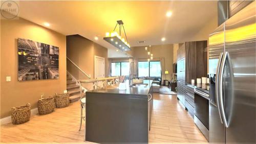 Elegant Home w 3 En Suites & Breathtaking View photo 14