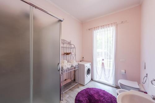 a bathroom with a shower and a washing machine at Villetta Tinmar Barbie House Verona in Verona