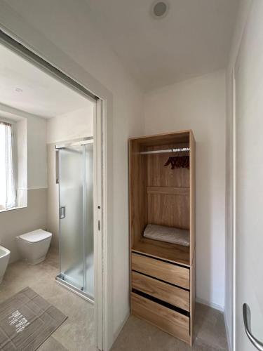 a bathroom with a shower and a toilet at Villa Viola Rooms, a 200mt dalla spiaggia di Procchio in Procchio