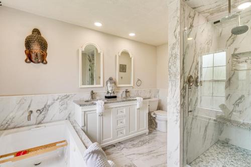 une salle de bain avec douche, lavabo et toilettes dans l'établissement Private Pool and Yard Family Retreat in Cape Coral, à Cape Coral