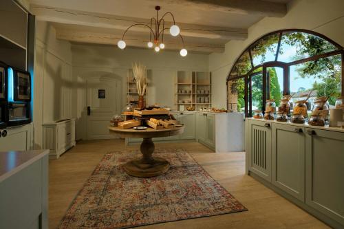 La Bastide de Mougins, a Tribute Portfolio Hotelにあるキッチンまたは簡易キッチン