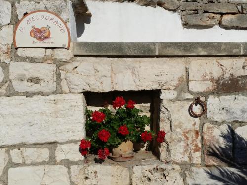 チェーリエ・メッサーピカにあるIl Melogranoの赤い花窓付きの石壁