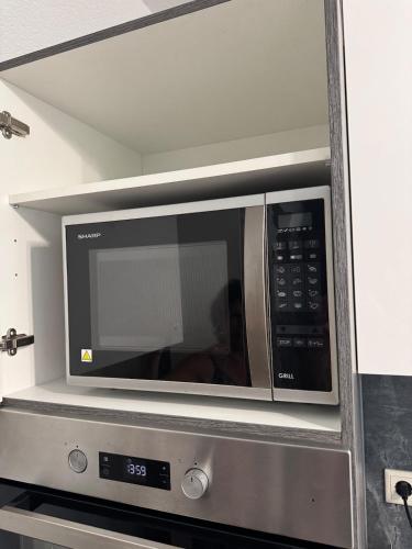 a microwave oven sitting in a kitchen at Schöne Ferienwohnung am Waldrand in Detmold