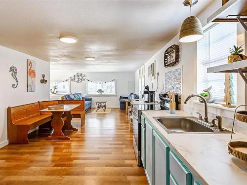 Kuchyň nebo kuchyňský kout v ubytování Coral on the Canal