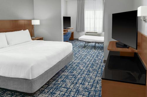 Una televisión o centro de entretenimiento en Fairfield Inn and Suites by Marriott Calhoun