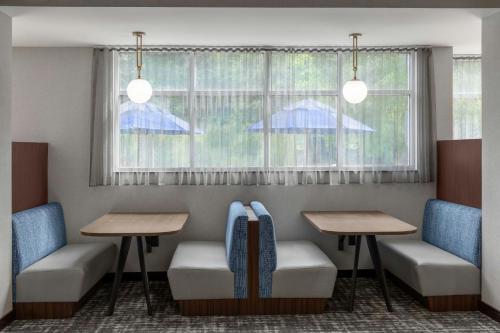 Un lugar para sentarse en Fairfield Inn and Suites by Marriott Calhoun