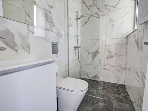 ein weißes Badezimmer mit Toilette und Dusche in der Unterkunft Villa Manta Chrysos - Brand New Luxury 3 Bedroom Protaras Villa in Protaras