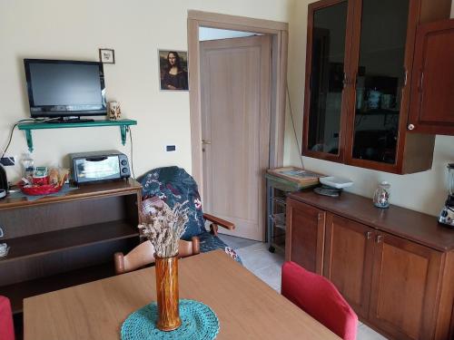 a living room with a table and a tv at Alloggio Casale Stella in Casalbordino