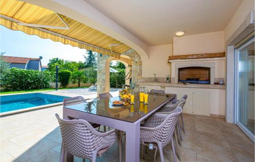 eine Küche und ein Esszimmer mit Tisch und Stühlen in der Unterkunft Cozy Home In Pinezici With Wifi in Pinezici