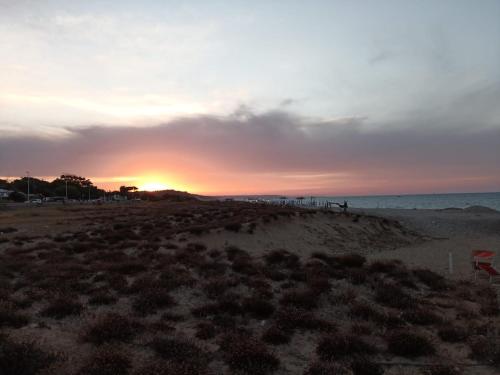 a sunset on a beach with the sun setting at Alloggio Casale Stella in Casalbordino
