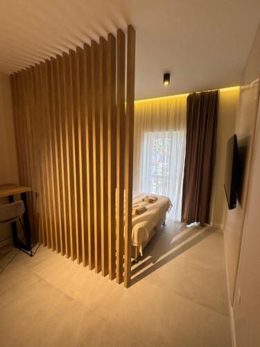 カシュテラにあるApartments Dinoのベッドと大きな窓のある寝室