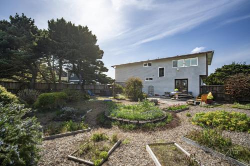 a garden in front of a house at Ocean Aire in Bandon