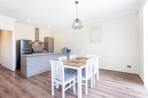 Una cocina o kitchenette en Bambili Family Place