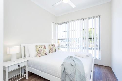 Una cama o camas en una habitación de Bambili Family Place