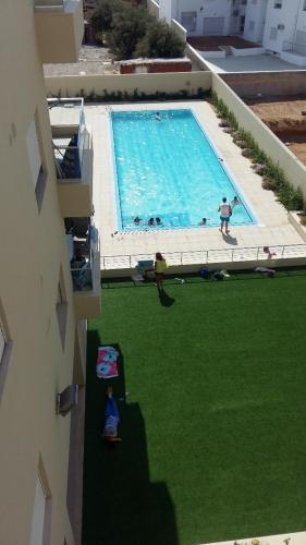 una vista dall'alto di una piscina in un edificio di Hammamet a Nabeul