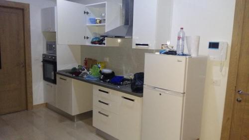 una cucina con un frigorifero bianco e una stufa di Hammamet a Nabeul