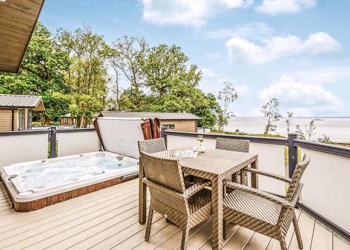 a patio with a table and chairs on a balcony at Woodside Coastal Retreat in Ryde