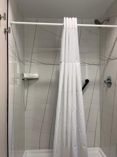 Salle de bains dans l'établissement Howard Johnson by Wyndham Flagstaff University West