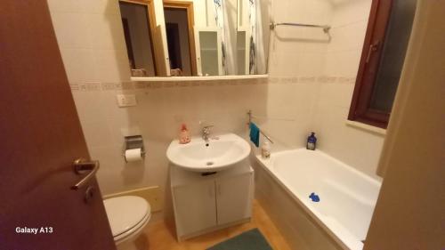 a bathroom with a sink and a toilet and a tub at Villa Sonia in Maddalenedda