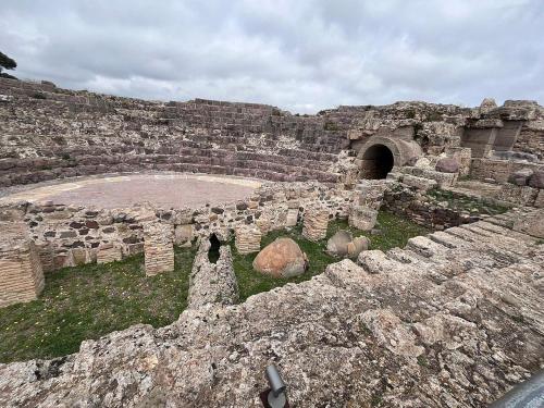 an old amphitheater with a stone wall at Villa Sonia in Maddalenedda