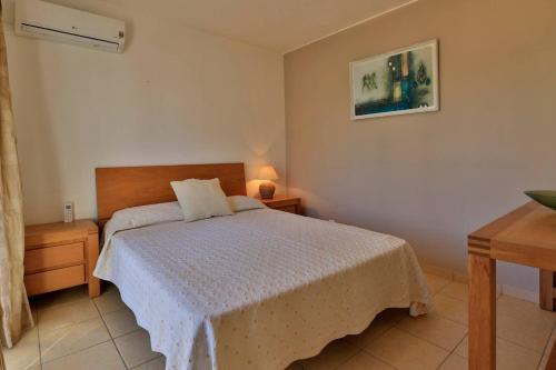 Postel nebo postele na pokoji v ubytování Casa Vale Do Lobo 32 Charming 2 Bedroom Townhouse A Few Minutes Walk To The Beach And Praca Vale Do Lobo