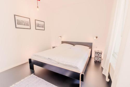 a white bedroom with a bed in a room at SOON APT Nr 3 in Simmern