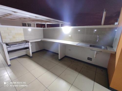 eine kleine Küche mit einer Spüle und einer Theke in der Unterkunft DEPARTAMENTO con BALCÓN DE 3 HABITACIONES CERCA DE TODO in Chiclayo