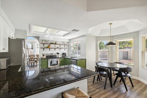 Dapur atau dapur kecil di Spacious Retreat with Pool Heated Spa & Golf Course View